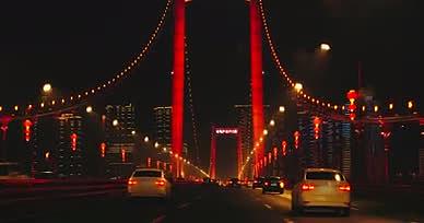 4K雨夜驾驶行车夜间行车大桥交通视频的预览图